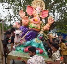 Ganesh Chaturthi in Karnataka: गणेश चतर्थी को लेकर कर्नाटक सरकार का दिशा-निर्देश जारी, प्रसाद बांटने पर लगी रोक, मूर्ति विसर्जन में 20 लोग से ज्यादा नहीं हो सकते हैं शामिल