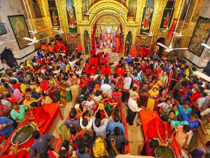 आज देशभर में गणेश चतुर्थी का त्योहार धूमधाम से मनाया जा रहा है. हर तरफ गणपति बप्पा मोरया की गूंज है. महाराष्ट्र समेत पूरे देश में आज से 10 दिन के गणेशोत्सव की शुरुआत हो रही है जो अनंत चतुर्दशी के दिन समाप्त हो जाएगी. मान्यता है कि आज ही के दिन गौरीपुत्री गणेश का जन्म हुआ था. इस दिन घर-घर में मंगलमूर्ति की स्थापना होती है. विधि विधान से गणेश की मूर्ति की स्थापना दोपहर में की जाएगी.