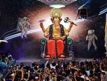 गणेश चतुर्थी की धूम, मुंबई में लालबाग के राजा का पंडाल \'चंद्रयान 2\' की थीम पर हुआ तैयार