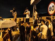 हांगकांग: आंदोलनकारियों ने रेलगाड़ियों को निशाना बनाया, हिंसक रूप ले रहा है प्रदर्शन