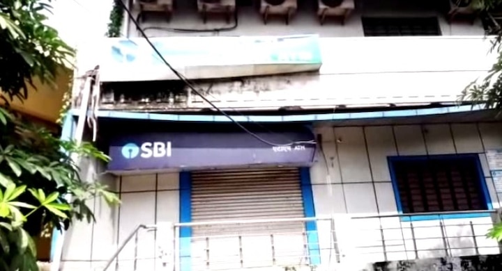 घटना को अंजाम देने के पहले एटीएम के बाहर और अंदर लगे सीसीटीवी कैमरे पर चोरों ने काला पेंट लगा दिया था. जिससे चोरी की घटना रिकार्ड नहीं हो पाई है. बैंक के अधिकारी और पुलिस को भी इस कारण सीसीटीवी फुटेज नहीं मिल पाई. शुक्रवार को बैंक बंद होते समय एटीएम में 11.20 लाख रुपये थे. रविवार की रात अंतिम निकासी के बाद 7.43 लाख रुपये बचे थे. इस मामले में पुलिस इस एंगल पर भी काम कर रही है कि एटीएम में रुपए भरने वाले और उसे संचालित करने वालों के साथ बैंक के किसी कर्मचारी की इसमें कहीं मिली भगत तो नहीं है.