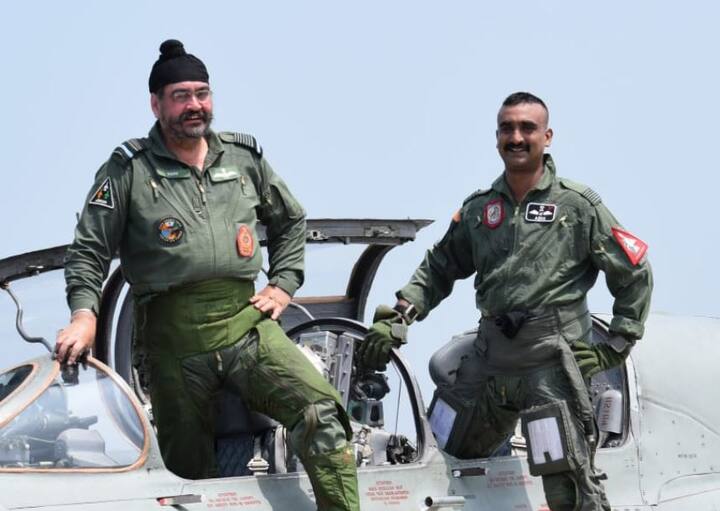 विंग कमांडर अभिनंदन ने आज करीब छह महीने बाद लड़ाकू विमान से उड़ान भरी. इस मौके को खास बनाने के लिए वायुसेना प्रमुख बीएस धनोआ उनके साथ कॉकपिट में मौजूद थे. मिग21 बाइसन से ही विंग कमांडर ने 27 फरवरी को पाकिस्तान के एफ16 विमान को मार गिराया था लेकिन इस डॉग फाइट में मिग21 भी क्रैश हो गया था.