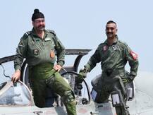 PHOTOS: विंग कमांडर अभिनंदन अब बने फ्लाइंग इंस्ट्रक्टर, 6 महीने बाद फिर मिग-21 को लेकर आसमान में उड़े