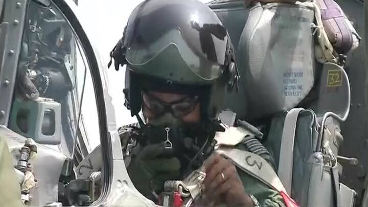 विगं कमांडर अभिनंदन के साथ उड़ान भरने के बाद वायुसेना प्रमुख ने कहा, ''अभिनंदन के साथ मेरे तीन संयोग जुड़े हैं. पहला हम दोनों ने इजेक्ट किया. 1988 में मैंने भी विमान से इजेक्ट किया था. बाद में मुझे फ्लाइंग का मौका मिला था और आज अभिनंदन के साथ भी वैसा ही हुआ है. दूसरा संयोग यह है कि हम दोनों ने ही पाकिस्तान के खिलाफ लड़ाई लड़ी थी. तीसरा संयोग यह है कि मैंने अभिनंदन के पिता के साथ भी उड़ान भरी थी और अब इनके साथ भी उड़ान भरी है.''