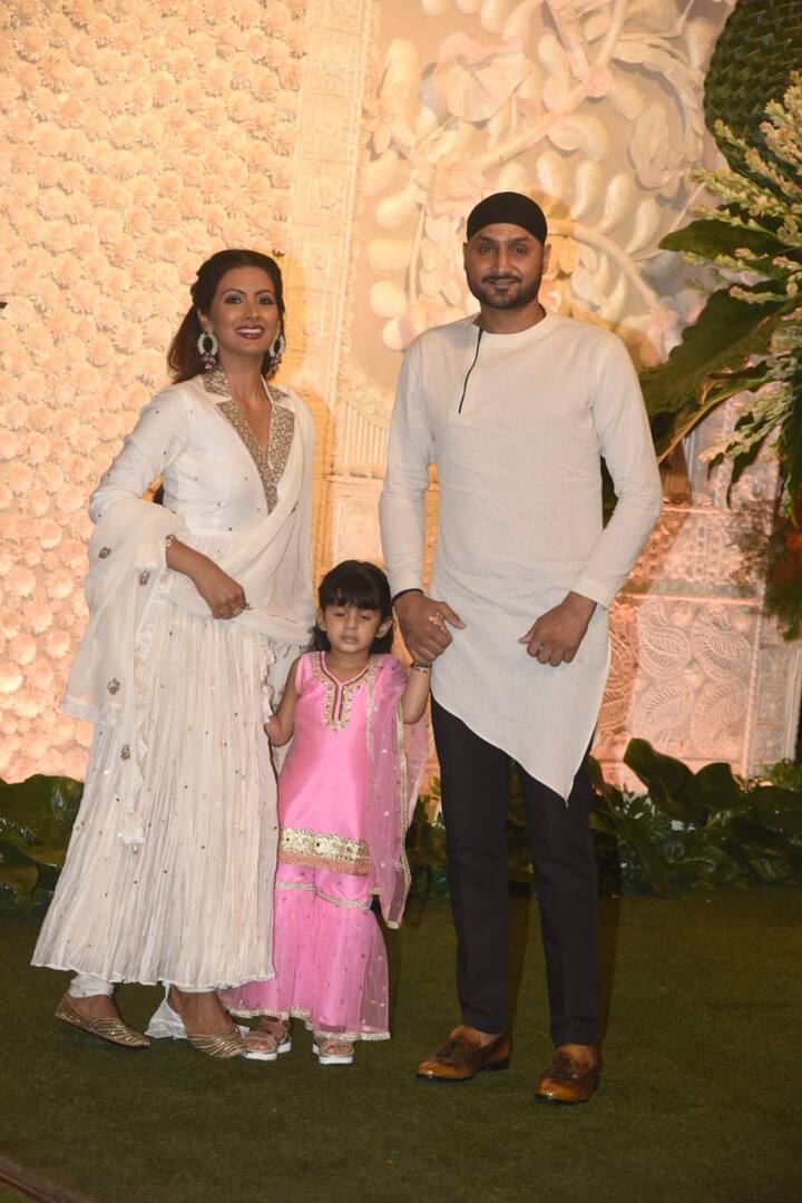 क्रिकेटर हरभजन सिंह भी अपनी पत्नी और बेटी के साथ पहुंचे.
