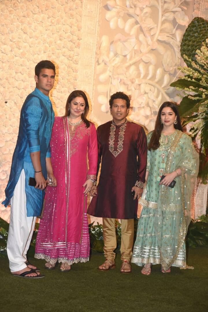 क्रिकेट के भगवान माने जाने वाले सचिन तेंदुलकर अंबानी के घर अपने पूरे परिवार के साथ पहुंचे.