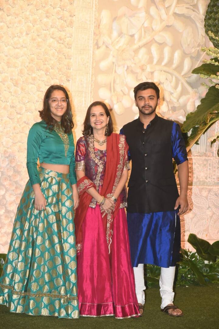 बॉलीवुड की जानी मानी फिल्म समीक्षक अनुपमा चोपड़ा भी अंबानी के घर परिवार के साथ पहुंचीं.