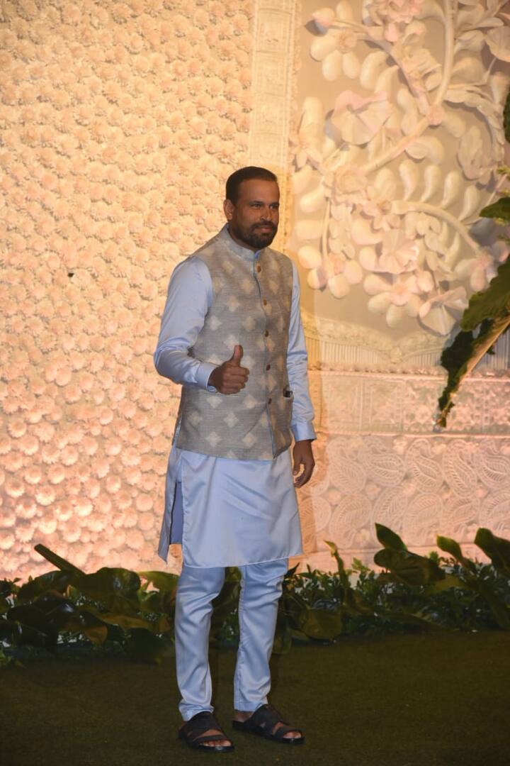 क्रिकेटर युसूफ पठान भी गणपति बप्पा की पूजा में शामिल होने पहुंचे.