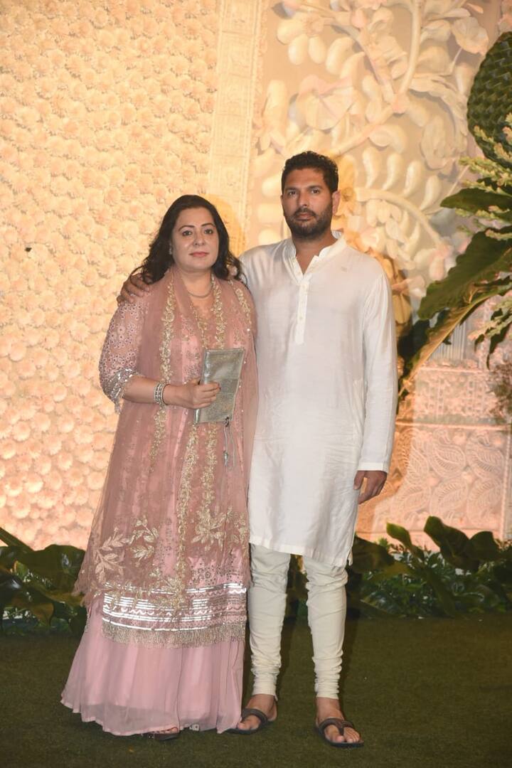 क्रिकेटर युवराज सिंह भी इस सेलिब्रेशन में शरीक होने पहुंचे.