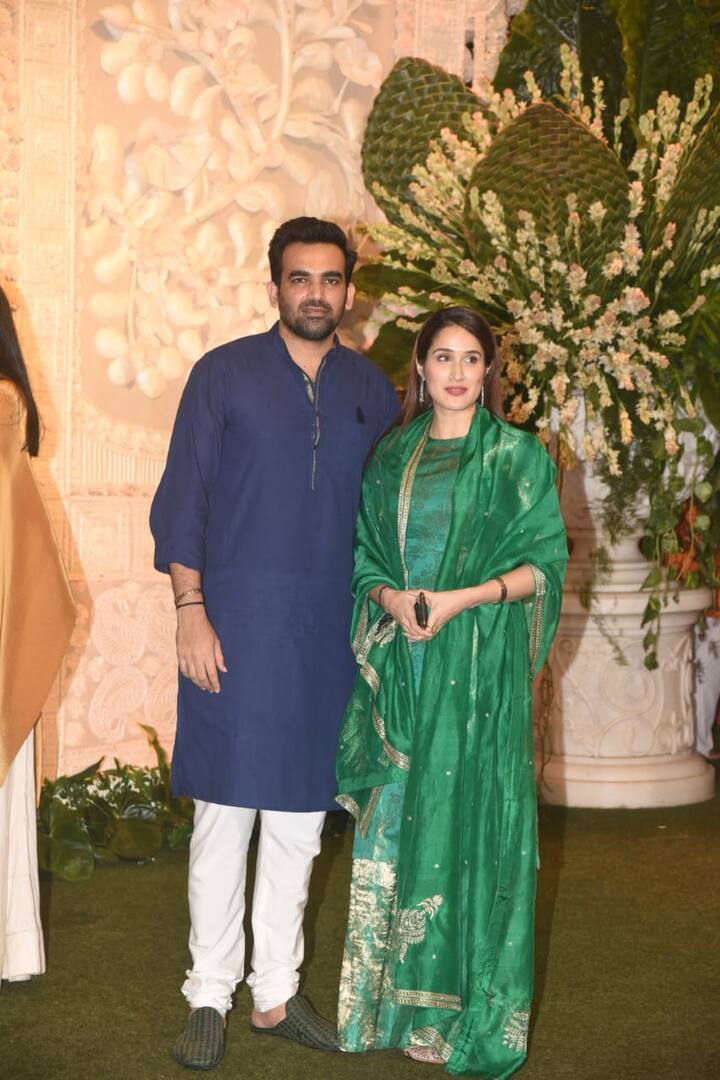 अभिनेत्री सागरिका घाट्गे यहां पति जहीर खान के साथ पहुंचीं.