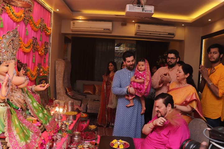 अभिनेता नील नितिन मुकेश के परिवार ने आज परिवार के साथ घर पूर गणपति बप्पा की पूजा की.
