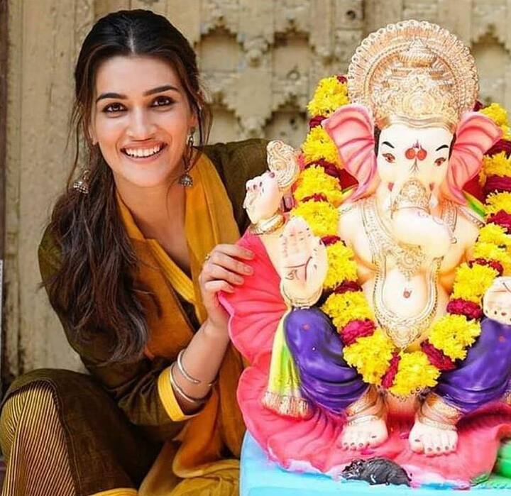 अभिनेत्री कृति सैनन की भी ये तस्वीर गणपति बप्पा के साथ दिखाई दी है.