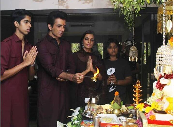 अभिनेता सोनू सूद ने भी पूरे परिवार के साथ आज गणपति बप्पा की आराधना की.