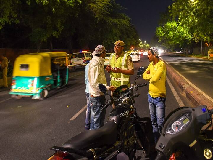 होली और शब-ए-बारात से पहले सड़क पर बढ़ी दिल्ली ट्रैफिक पुलिस की चौकसी, निर्देश के उल्लंघन पर होगी कार्रवाई Delhi traffic police to act against traffic violators during Holi and Shab e Barat होली और शब-ए-बारात से पहले सड़क पर बढ़ी दिल्ली ट्रैफिक पुलिस की चौकसी, निर्देश के उल्लंघन पर होगी कार्रवाई