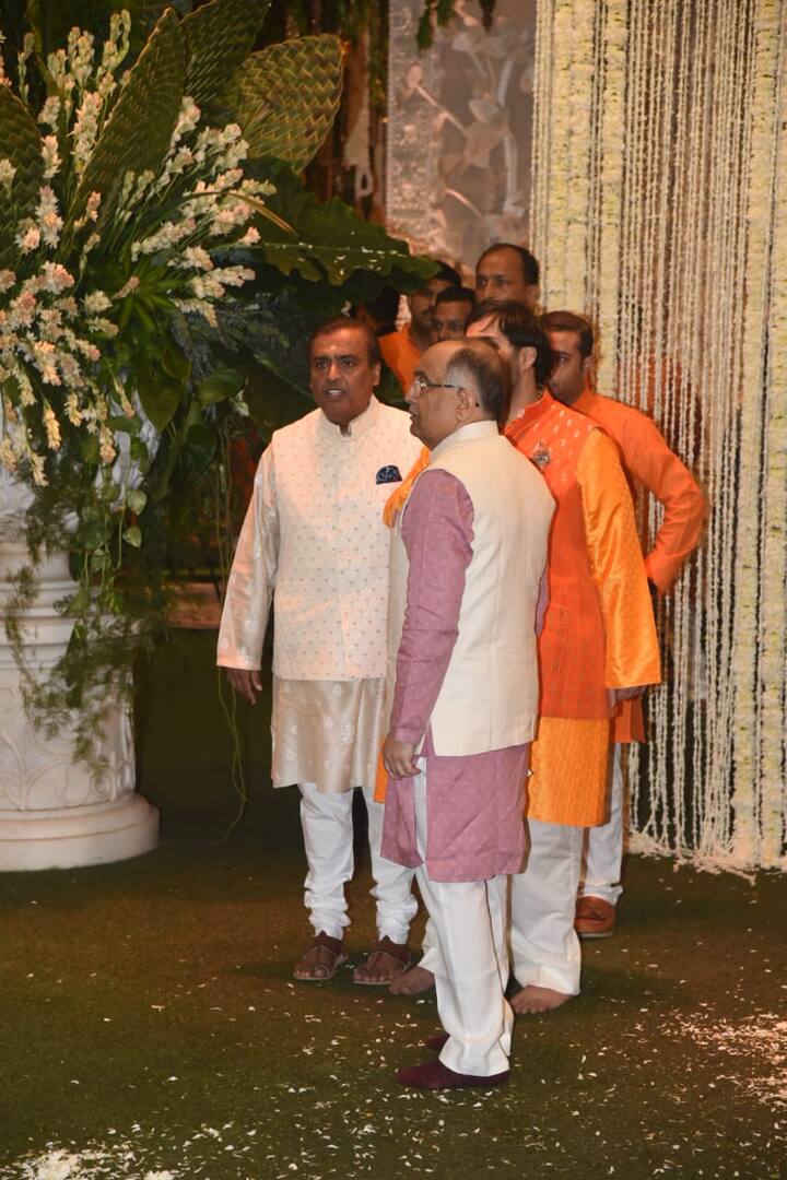 मुंबई में अपने घर के बाहर मुकेश अंबानी भी परिवार के सदस्यों के साथ नज़र आए.