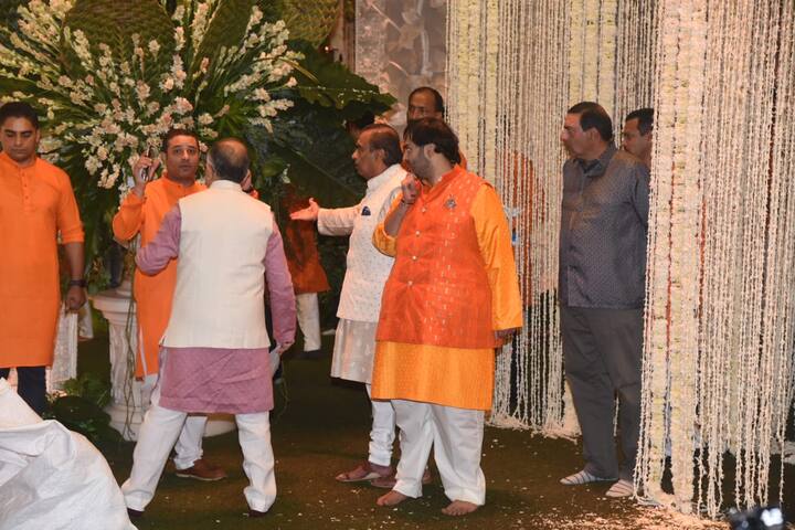 इस खास मौके पर मुकेश अंबानी गोल्डेन कलर के कुर्ते में नज़र आए तो वहीं अनंत अंबानी ऑरेंज और ह्वाइट कलर का कुर्ता-पजामा पहने दिखे.