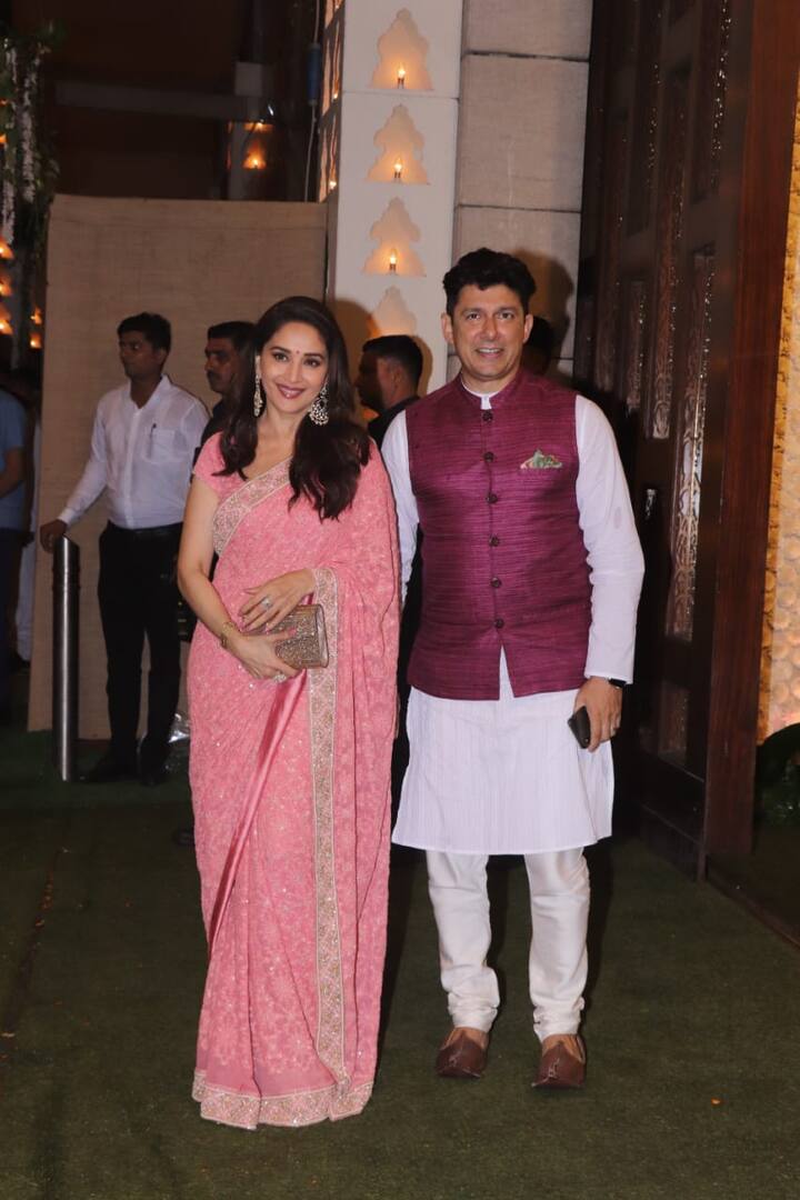 बॉलीवुड अभिनेत्री माधुरी दीक्षित पति के साथ अंबानी के घर गणपति पूजा में शरीक होने पहुंचीं.