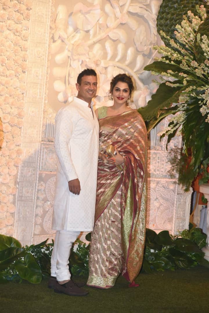 इस दौरान जहां नीता अंबानी मैरून लहंगे में दिखीं तो वहीं ईशा अंबानी पिंक लहंगे में दिखीं. मां बेटी की इस जोड़ी ने ग्रीन कलर की ज्वैलरी से अपने लुक को कंप्लीट किया.