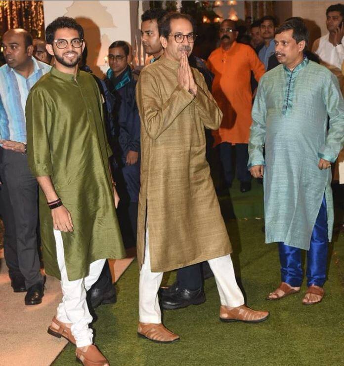 आदित्य ठाकरे भी पापा उद्धव ठाकरे के साथ गणपति पूजा में शामिल होने अंबानी के घर पहुंचे.