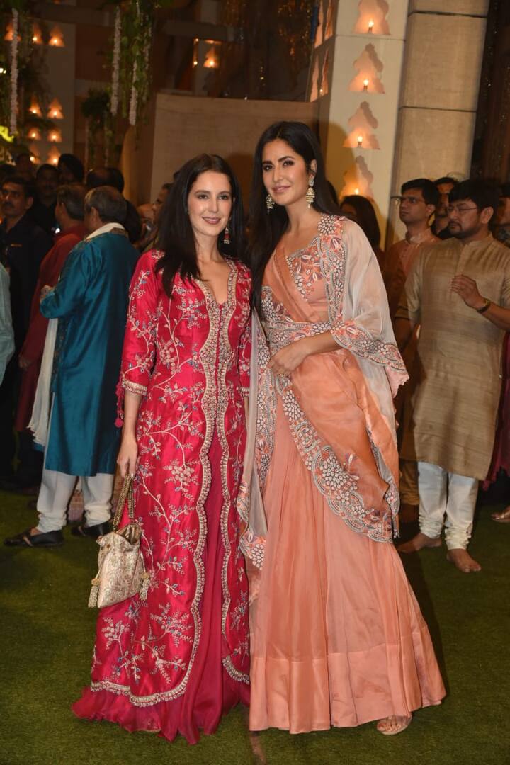 वहीं अभिनेत्री कैटरीना कैफ इस दौरान अपनी बहन और जल्द बॉलीवुड में करने वाली इजाबैल कैफ के साथ दिखाई दीं. (Photo Credit- Manav Manglani)