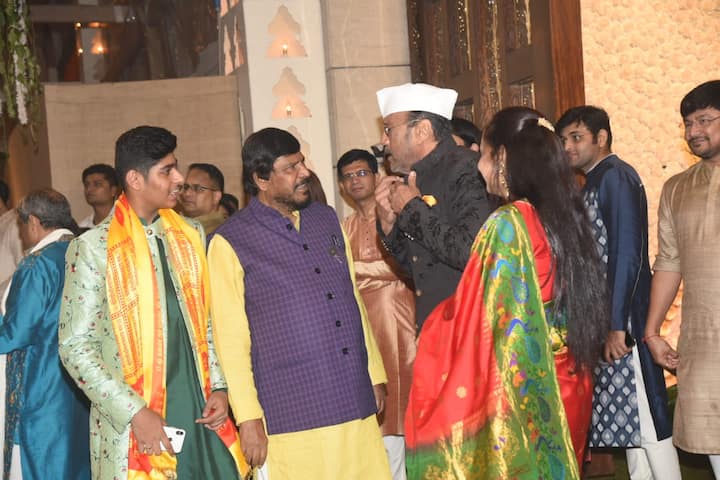 इस तस्वीर में आप अभिनेता जैकी श्रॉफ को बाकि सेलिब्रिटीज से मिलते देख सकते हैं. (Photo Credit- Manav Manglani)