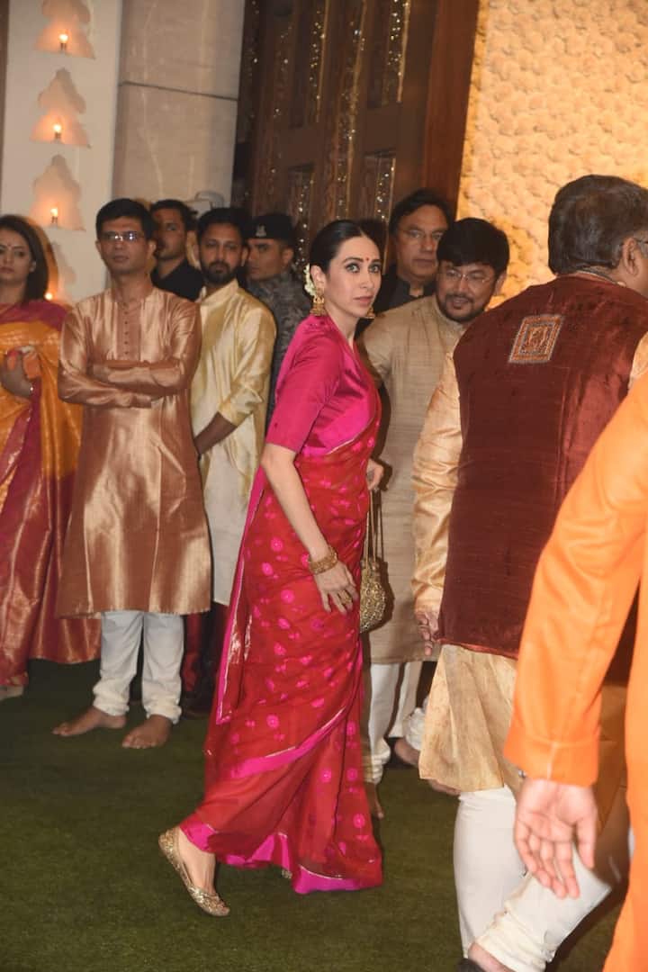 अभिनेत्री करिश्मा कपूर इस पूजा में पिंक कलर की साड़ी में बेहद खूबसूरत अंदाज में शिरकत करने के लिए पहुंची. (Photo Credit- Manav Manglani)