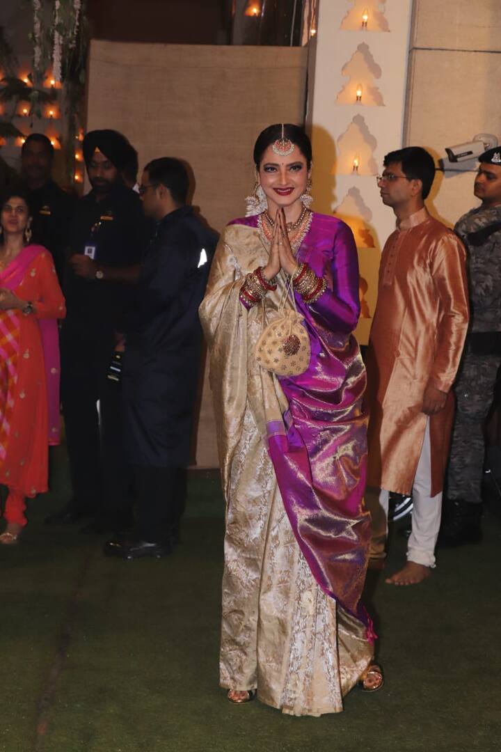 दिग्गज अदाकारा रेखा अंबानी परिवार के काफी क्लोज है ऐसे में रेखा ने भी इस इवेंट में काफी खूबसूरत अंदाज में नजर आईं. (Photo Credit- Manav Manglani)