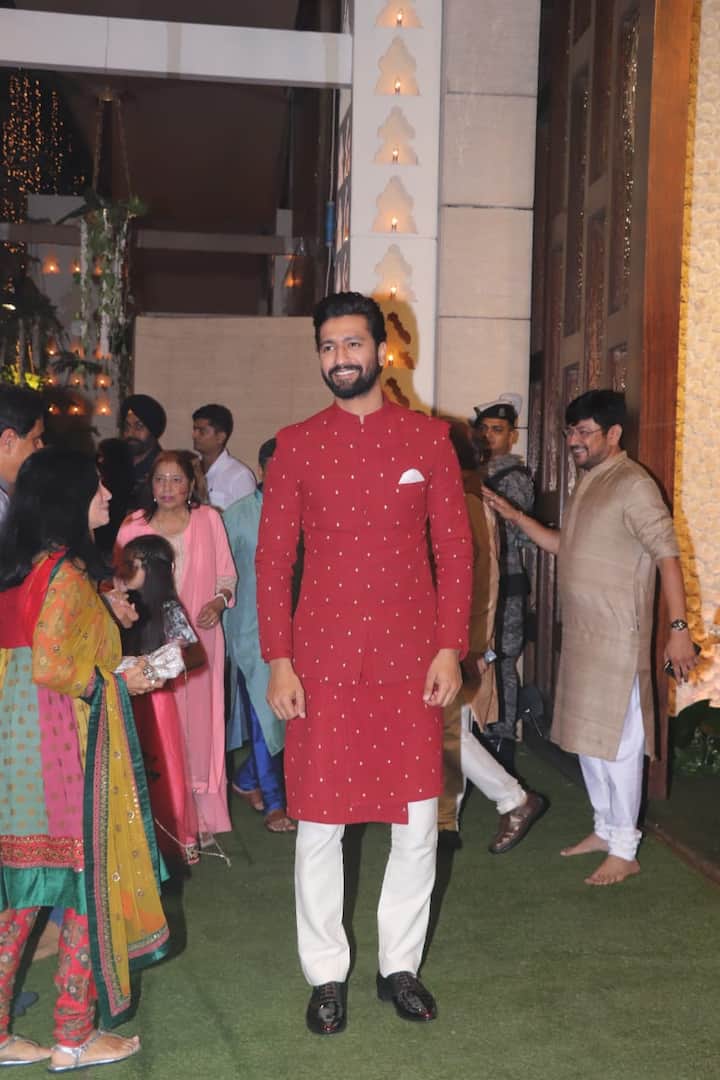 अभिनेता विक्की कौशल भी अंबानी परिवान में बप्पा का स्वागत करने के लिए पहुंचे. (Photo Credit- Manav Manglani)