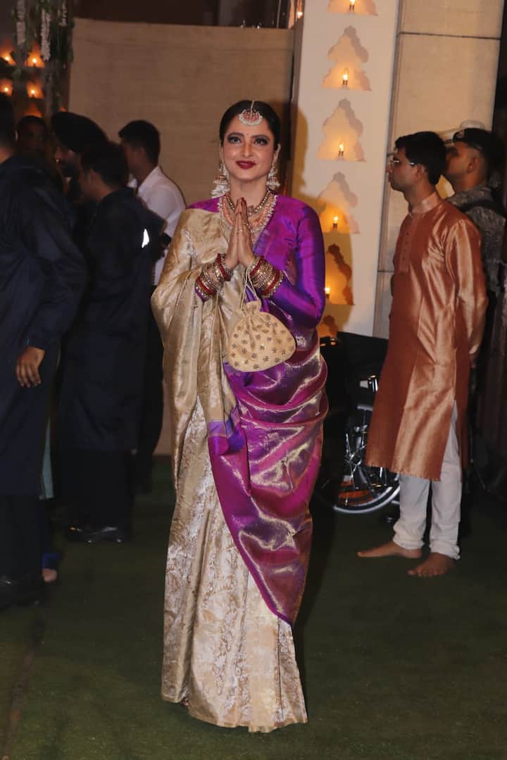 रेखा इस दौरान अपने सिग्नेचर सेरेटोरियल लुक और हैवी ज्वैलरी में सजी दिखाई दीं. (Photo Credit- Manav Manglani)