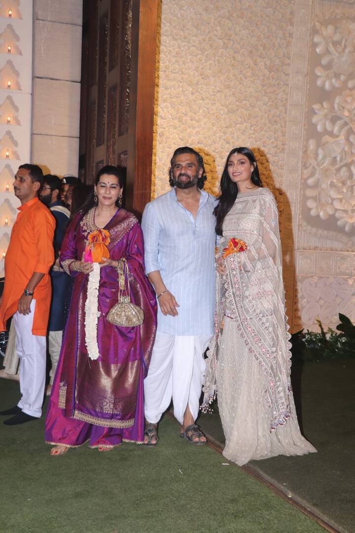 अभिनाता सुनील शेट्टी अपनी पत्नी और बेटी अथिया शेट्टी के साथ. (Photo Credit- Manav Manglani)