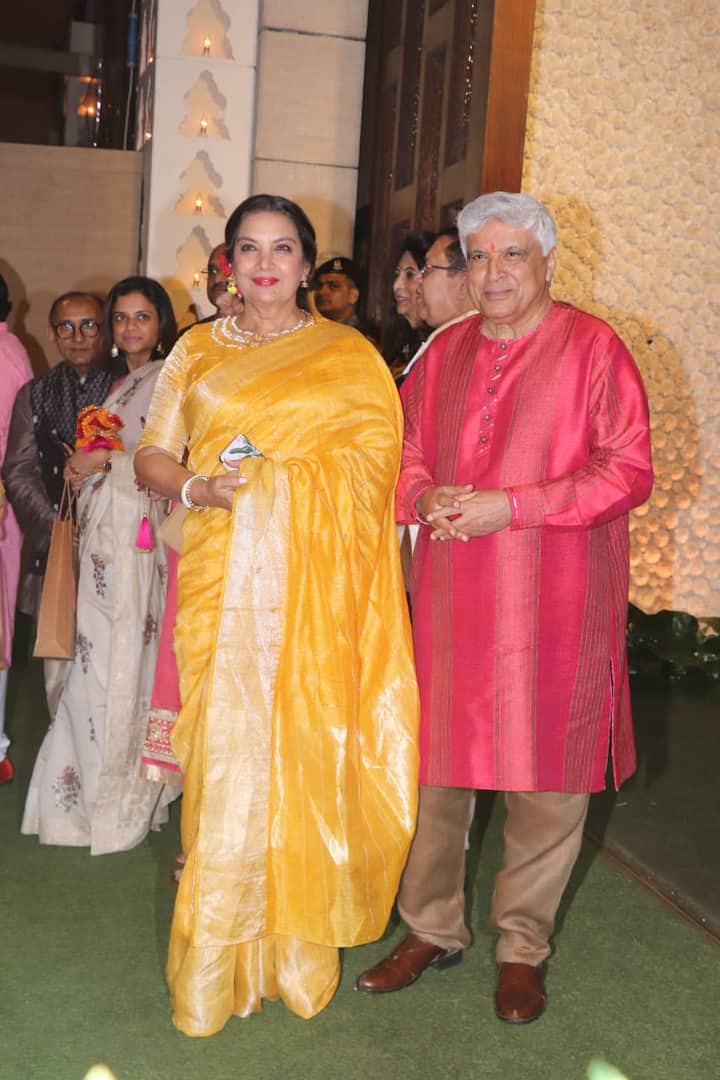 दिग्गज फिलम मेकर जावेद अख्तर अंबानी के यहां अपनी पत्नी और दिग्गज अदाकारा शबाना आजमी के साथ पहुंचे. (Photo Credit- Manav Manglani)