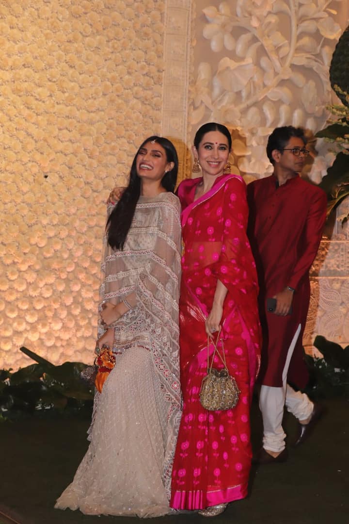 सुनील शेट्टी की बेटी अथिया शेट्टी के साथ करिश्मा कपूर के कैंडेड तस्वीर. तस्वीरों में दोनों काफी मस्त अंदाज में दिखाई दे रहे हैं. (Photo Credit- Manav Manglani)