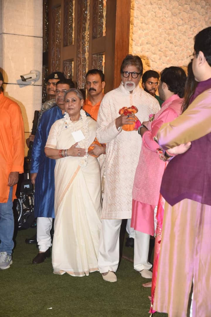 साथ ही महानायक अमिताभ बच्चन इस पूजा में अपनी पत्नी जया बच्चन के साथ शिरकत करने के लिए पहुंचे. (Photo Credit- Manav Manglani)