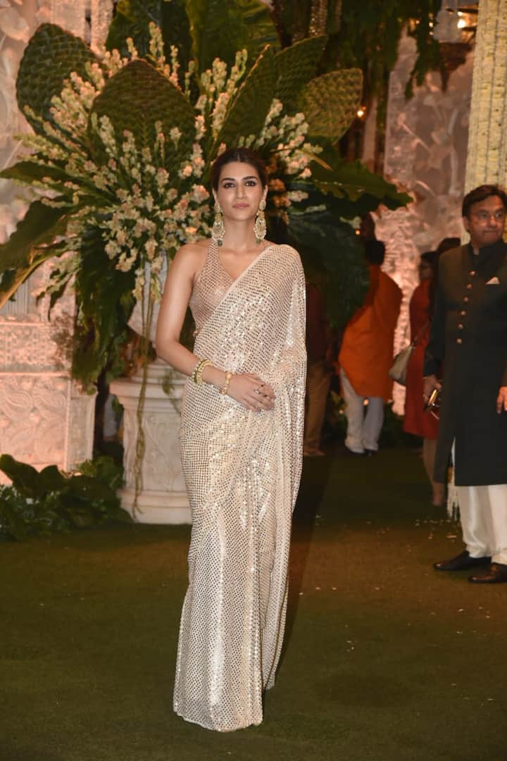 तस्वीरों में आप देख सकते हैं कि इस इवेंट में कृति सेनन सिल्वर साड़ी में काफी ग्लैमरज अंदाज में नजर आ रही थीं. (Photo Credit- Manav Manglani)