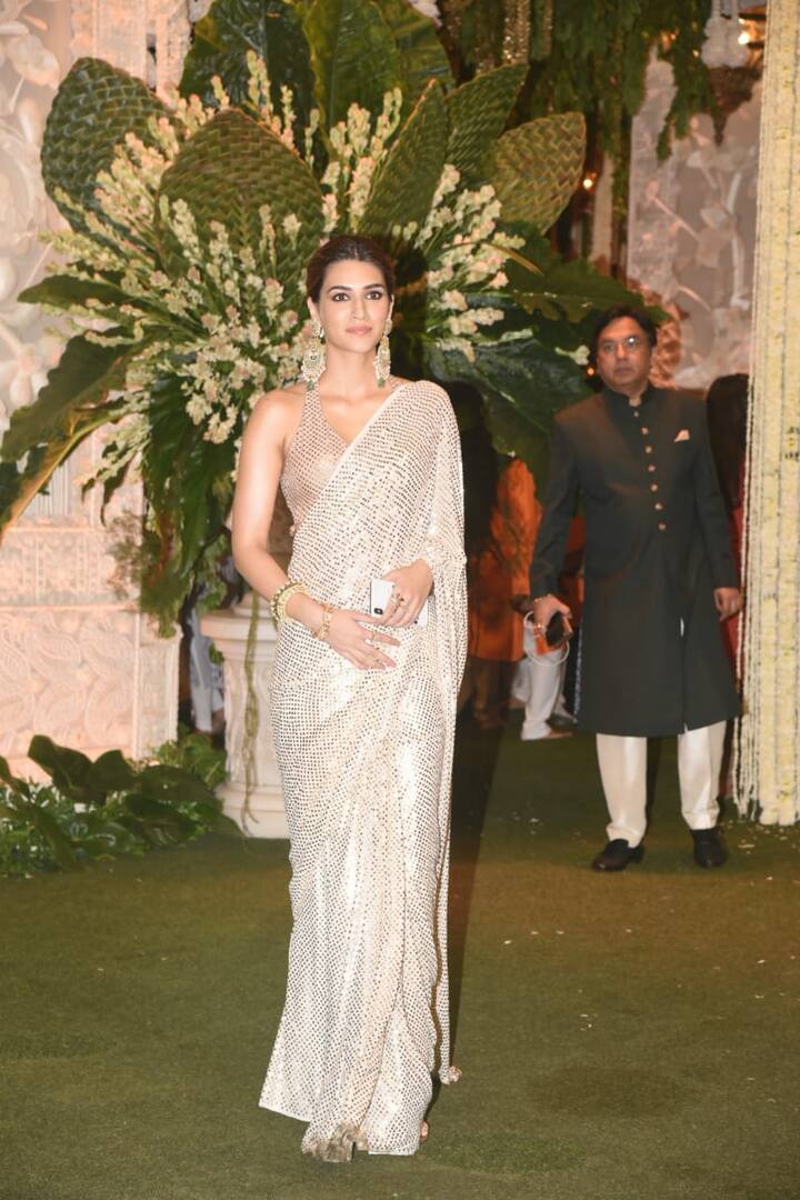 देशभर में उत्साह और उमंग के साथ गणेश चतुर्थी का त्यौहार मनाया जा रहा है. देश के सबसे बड़े बिजनेसमैन मुकेश अंबानी ने भी अपने घर पर गणपति बाप्पा की स्थापना की है. उनके घर बप्पा की पूजा और सेलिब्रेशन में बॉलीवुड के एक से बड़े एक सितारे पूजा में शामिल होने के लिए पहुंचे. ऐसे में अभिनेत्री कृति सेनन पर सभी की नजरे थम गईं. (Photo Credit- Manav Manglani)