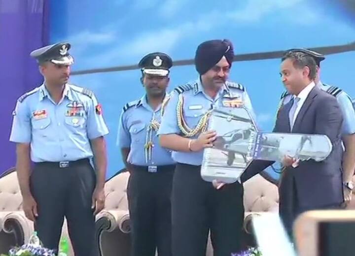 भारतीय वायुसेना को 4 अपाचे हेलिकॉप्टर की पहली खेप 27 जुलाई को मिली थी. इसके बाद 8 अपाचे हेलिकॉप्टर 2 सितंबर को भारत आए. बताया जा रहा है कि साल 2020 तक वायुसेना को सभी 22 हेलिकॉप्टर मिल जाएंगे.