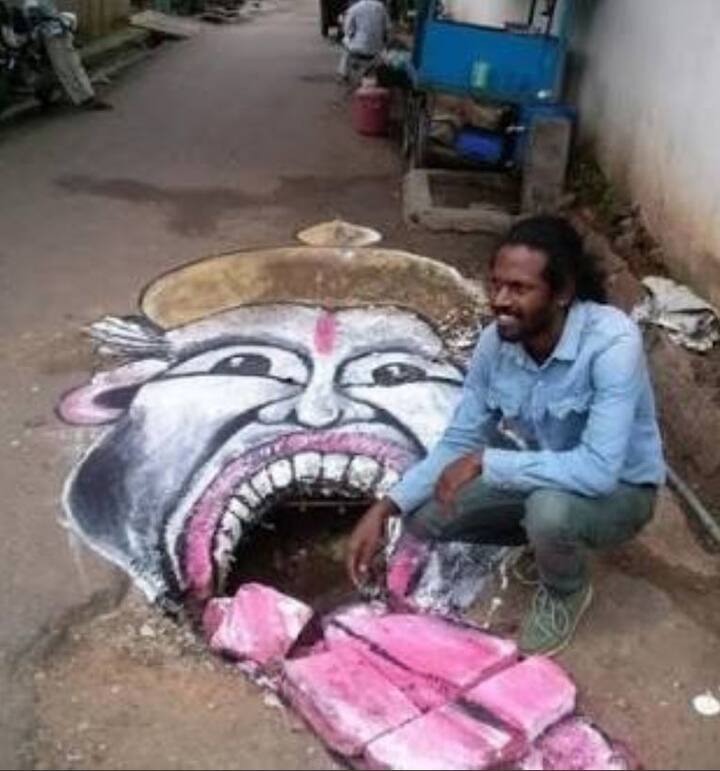 आर्टिस्ट बादल अपनी कलाकाारी से गड्ढों को नया रूप देते हैं.