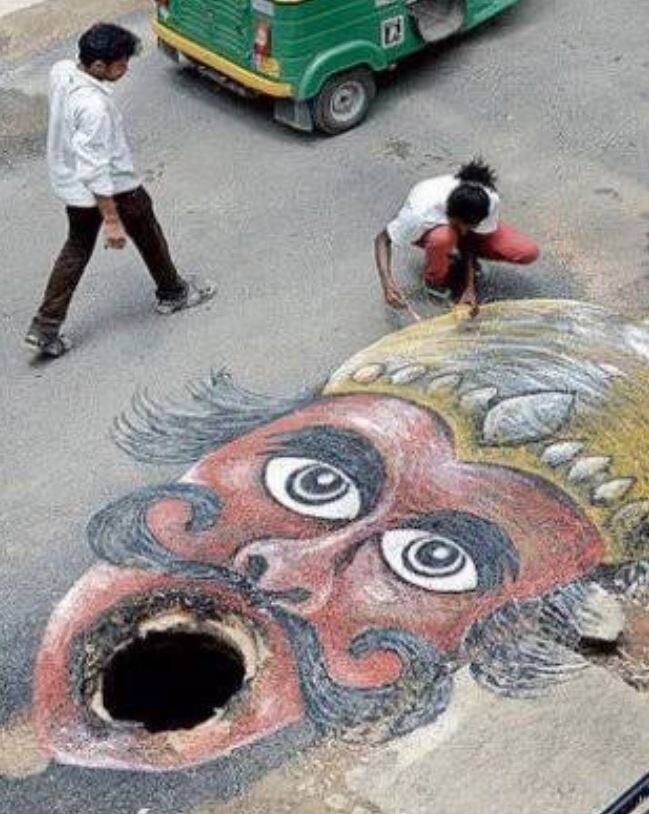 एक बार उन्होंने सड़क पर खुले मैन होल पर राक्षस की आकृति बना दी थी.
