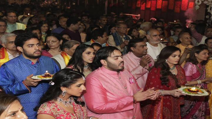 आकाश अंबानी और श्लोका की शादी के बाद ये उनका पहला गणेश उत्सव है. ऐसे में अंबानी परिवार ने इसे खास बनाने के लिए खास तैयारियां की.