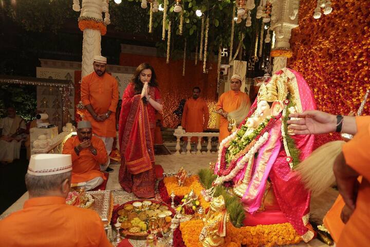 इस तस्वीर में आप नीता अंबानी को एंटीलिया में स्थापित गणेश जी की पूजा करते देख सकते हैं.