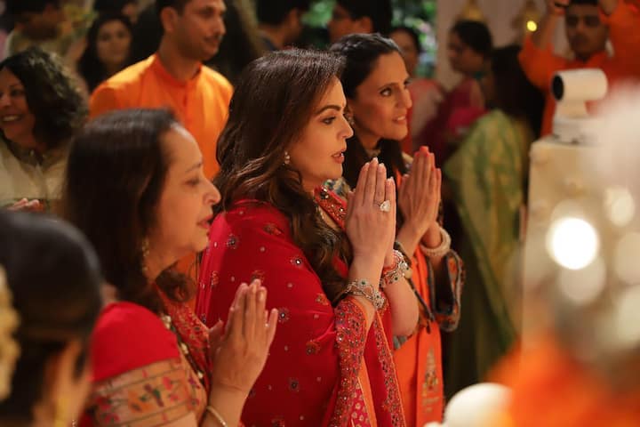 देश के सबसे बड़े बिजनेसमैन मुकेश अंबानी के घर पर गणेश स्थापना के बाद बड़ी पूजा रखी गई. इस पूजा में बॉलीवुड से लेकर स्पोर्ट्स की दुनिया के कई बड़े सेलिब्रिटीज ने शिरकत की. अब हम आपके लिए लेकर आए हैं अंबानी के घर हुई गणेश पूजा की इनसाइड तस्वीरें.