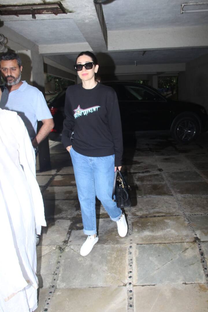 इस दौरान करिश्मा कपूर डेनिम और ब्लैक टॉप में नज़र आईं. करिश्मा काफी समय से पर्दे से दूर हैं. (Photos: Manav Mangalani)