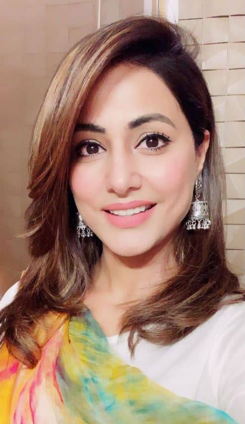 मशहूर टीवी अभिनेत्री हिना खान स्टार प्लस के मशहूर शो 'कसौटी ज़िन्दगी की' में 'कोमोलिका' का किरदार निभा चुकी हैं. स्क्रीन के अलावा रियल लाइफ में भी अभिनेत्री अपने पहनावे की वजह से चर्चा में रहती हैं. (फोटो-इंस्टाग्राम/हिना खान)