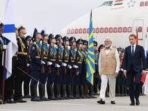 रूस के व्लादिवोस्तोक पहुंचे मोदी, दो दिन के दौरे पर अर्थव्यवस्था को मजबूत करने के लिए तलाशेंगे निवेश के नुस्खे