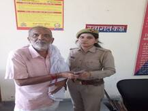 यूपी: नोएडा पुलिस ने पेश की मानवता की मिसाल, बस में बैग भूल आए बुजुर्ग की दवा के लिए दिए पैसे