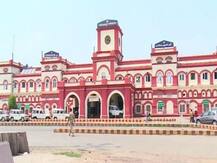 गोरखपुर: मोबाइल पर बिजी महिला क्लर्क ने यात्री को बाहर से टिकट लेने को कहा, वीडियो वायरल होने पर हुई सस्‍पेंड