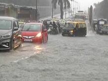 मुंबई में बारिश के कारण शहर में जगह जगह घुटने भर पानी, ट्रैक पर पानी भरने से लोकल ट्रेनें स्लो