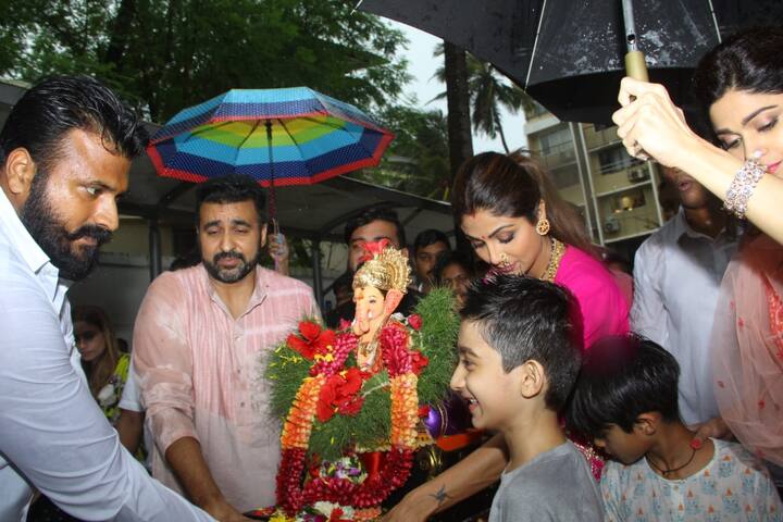 पूरे कुंद्रा परिवार ने साथ मिलकर गणपती बाप्पा को विदाई दी. (तस्वीर: मानव मंगलानी)