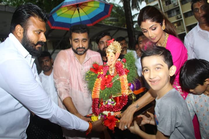सभी लोग बारिश की परवाह किए बगैर बाप्पा की भक्ति में लीन नज़र आए. (तस्वीर: मानव मंगलानी)