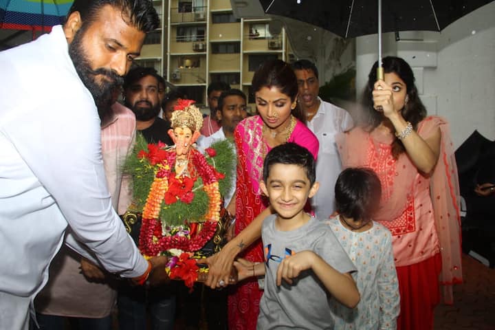 इस दौरान शिल्पा शेट्टी उनके पति राज कुंद्रा, बेटा वियान और बहन शमिता शेट्टी भी नज़र आए. (तस्वीर: मानव मंगलानी)